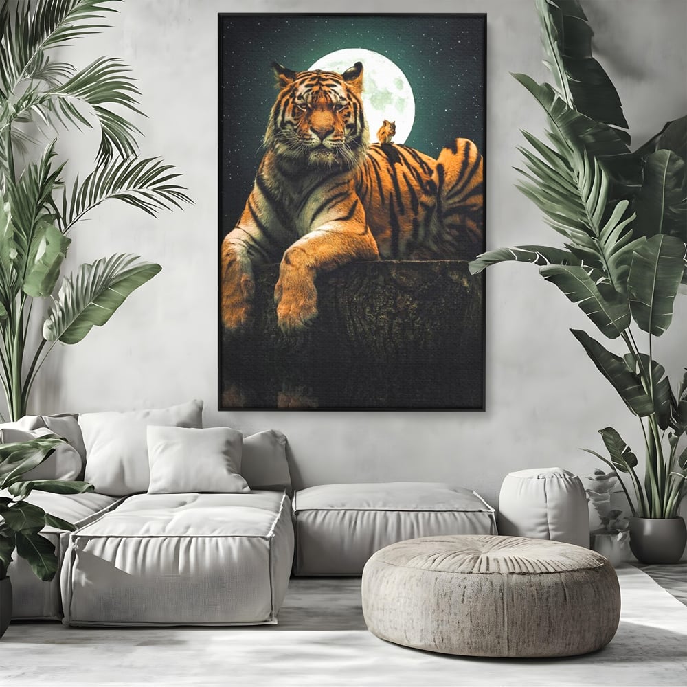 Tablou canvas cu tablou canvas cu tigru si veverita, in rama de aluminiu negru, pe perete intr-un living
